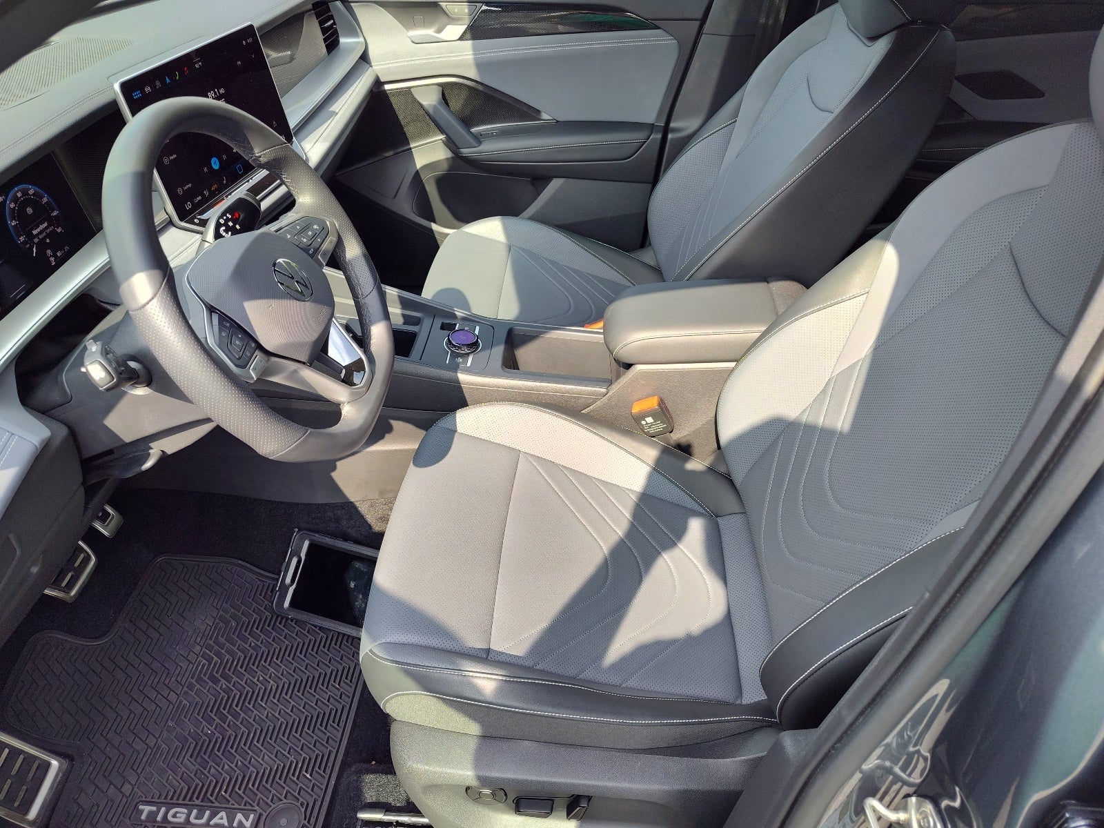2025 Volkswagen Tiguan SE R-Line Black