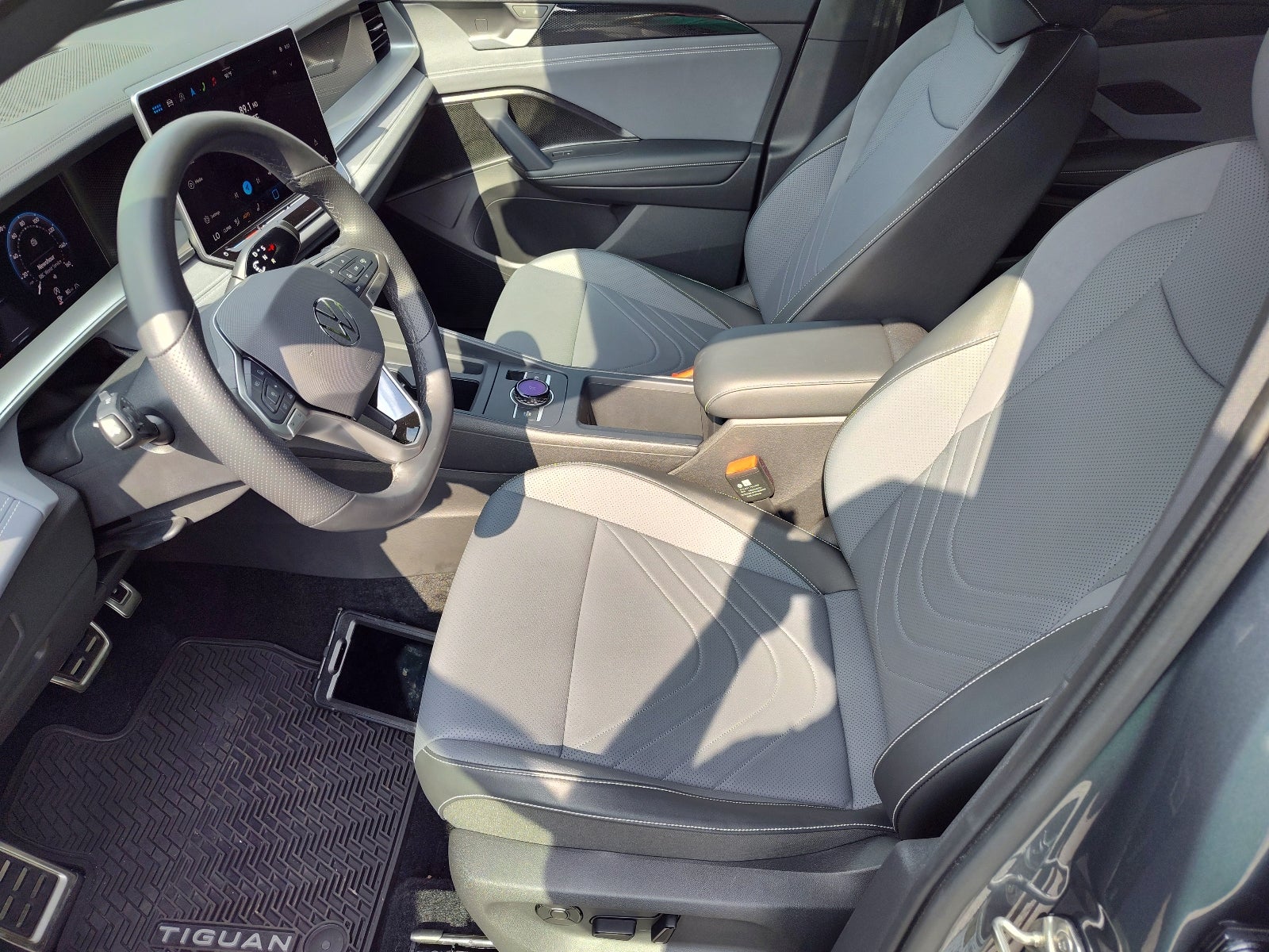 2025 Volkswagen Tiguan SE R-Line Black